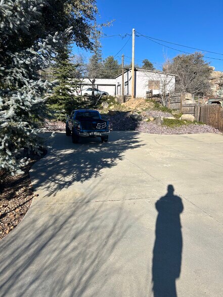 Large Parking - 114 Brush St