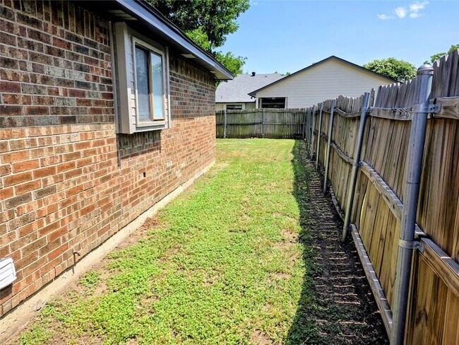 Building Photo - 2641 Berkshire Ln
