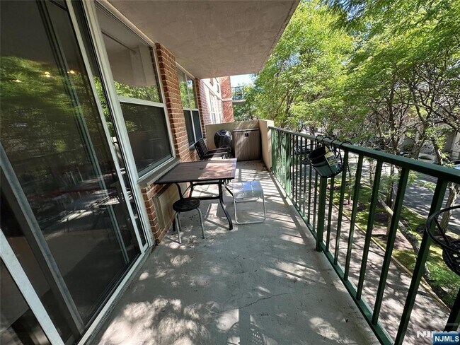 Building Photo - 200 Grand Cove Way