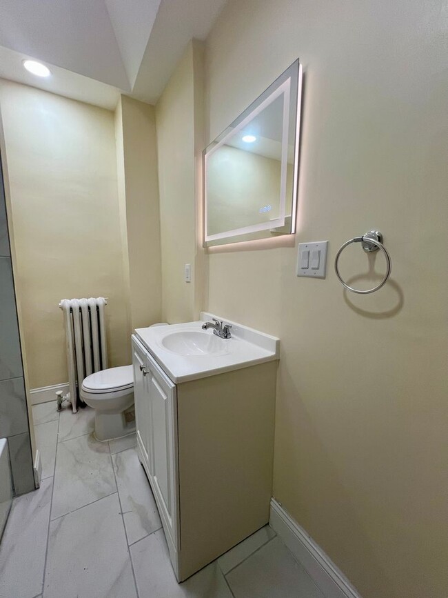 Building Photo - Newly Renovated 3-Bed Townhome in West Passyunk! Available NOW!