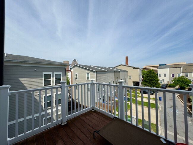 Building Photo - Modern 3-Bedroom Townhome with Stylish Fea...