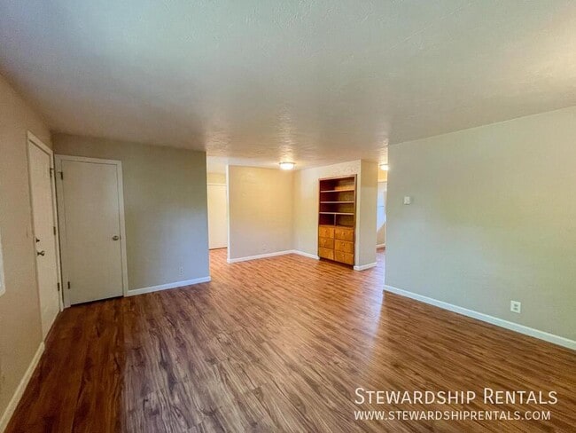 Building Photo - 2110 W 18th Ave