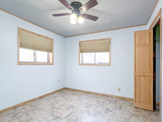 Building Photo - Spacious 3 bedroom 2 bath with Solar Panels