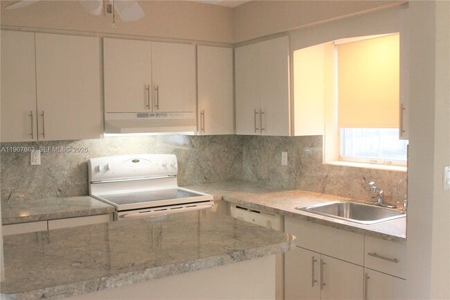 Building Photo - 1900 N 32nd Ct