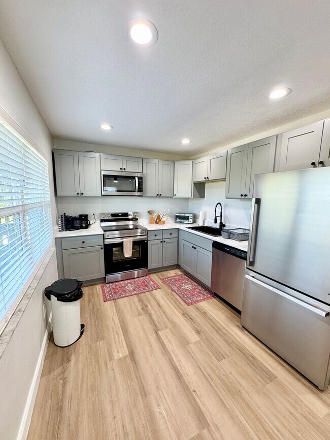 Building Photo - Fully Furnished Down Town Clermont Short T...