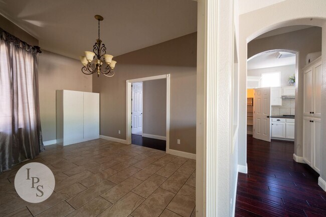 Building Photo - Charming 4BR/2BA Home in the Heart of Clov...