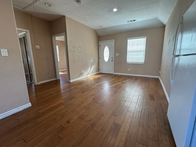 Building Photo - Newly Redone Charming 2 Bedroom!