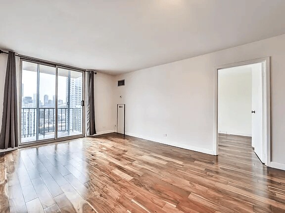 Building Photo - 1212 N La Salle Dr