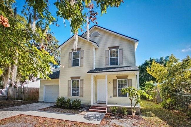 Building Photo - 1217 Clock St