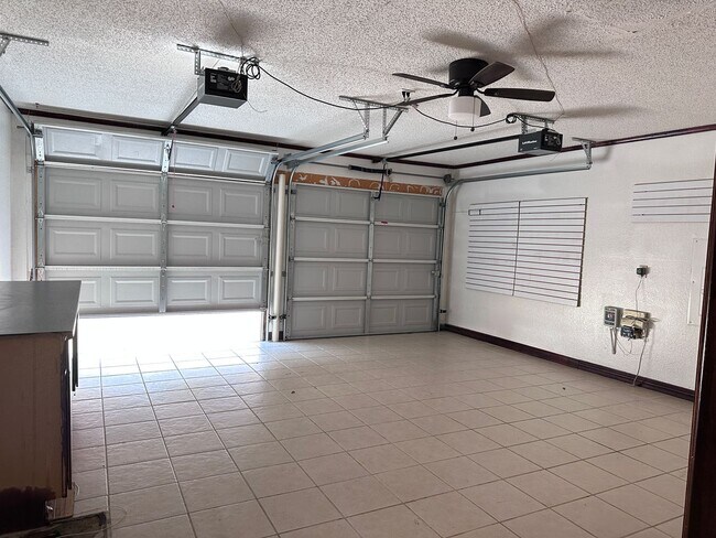 Building Photo - Minutes to COSTCO, great Location!