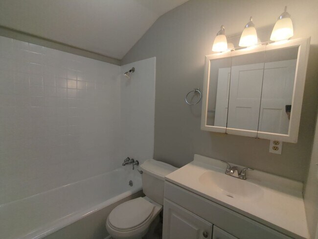 Building Photo - 405 Red Oak Dr