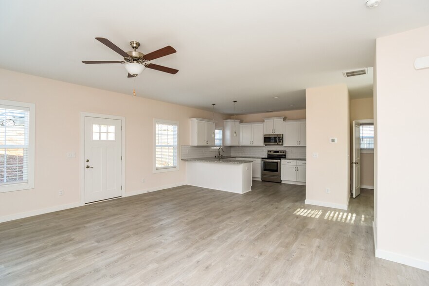 Building Photo - 606 E Texas Ave