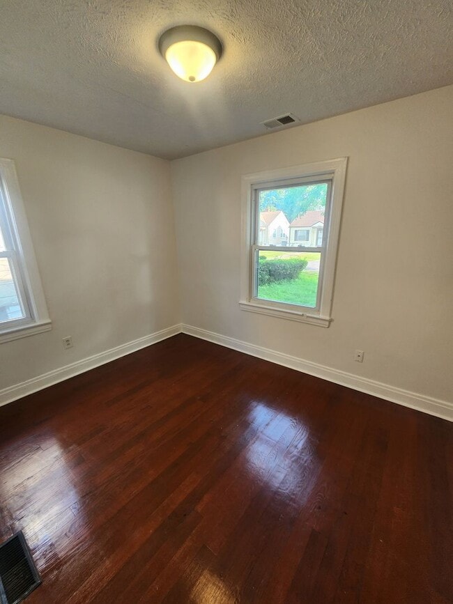Building Photo - Bright adorable home with lots of updates ...