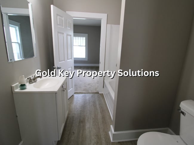 Building Photo - Updated 2 BR 1 BA House with Garage and Fe...