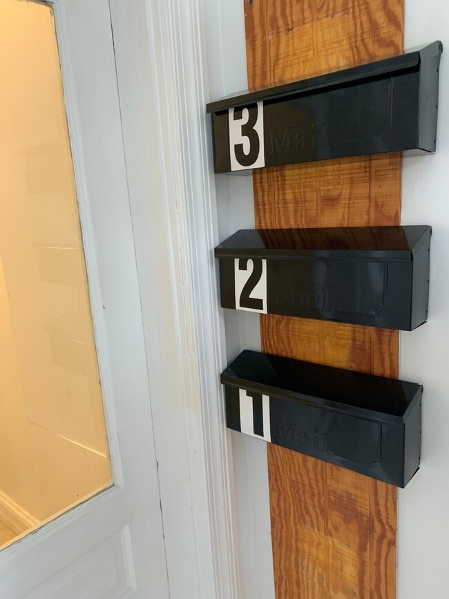 Building Photo - 1st Floor 1 Bedroom Apartment with Yard/Pa...