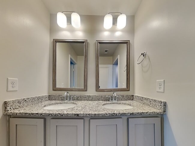 Building Photo - 118 Bent Holly Dr