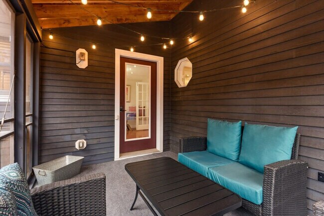 Building Photo - 29 Versailles Ave