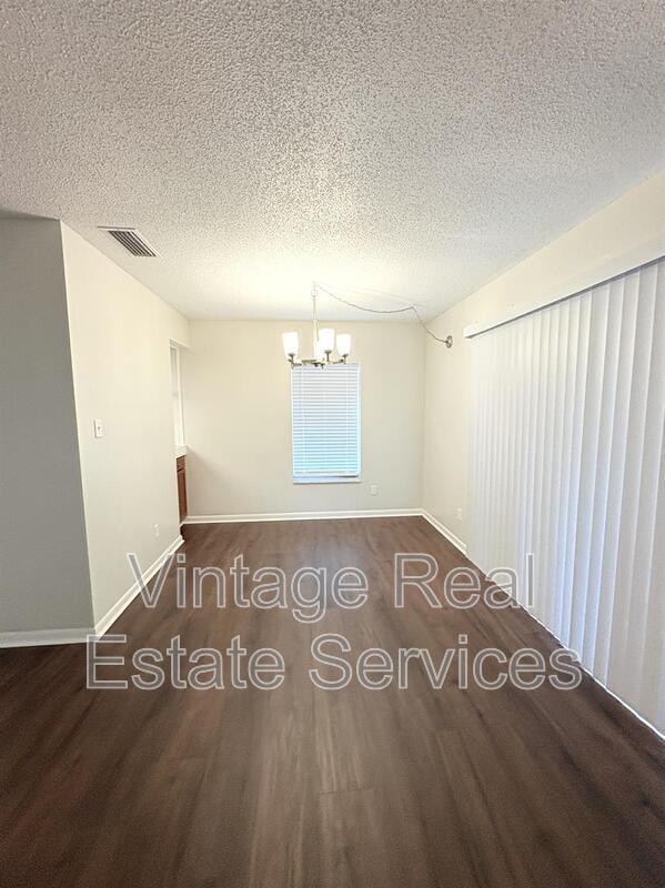 Building Photo - 851 Creekway Ct