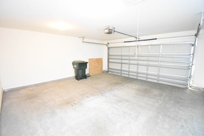 Building Photo - 160 Stonegate Blvd