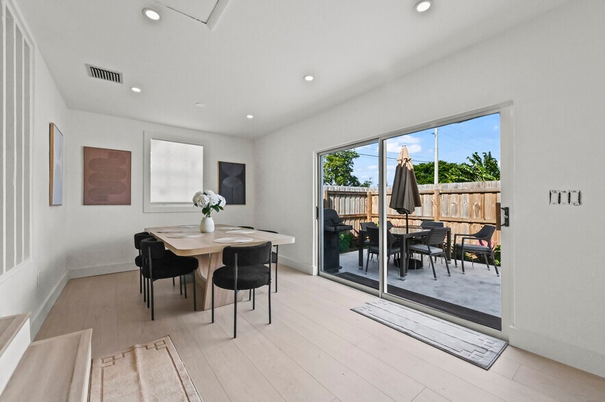 dining room/outside patio - 3400 Parker Ave