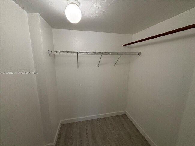 Building Photo - 10854 N Kendall Dr