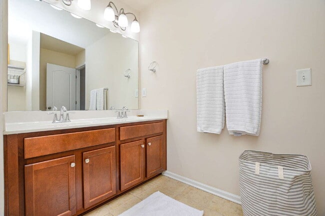 Building Photo - "Charming 3-Bedroom Townhouse in Indian La...
