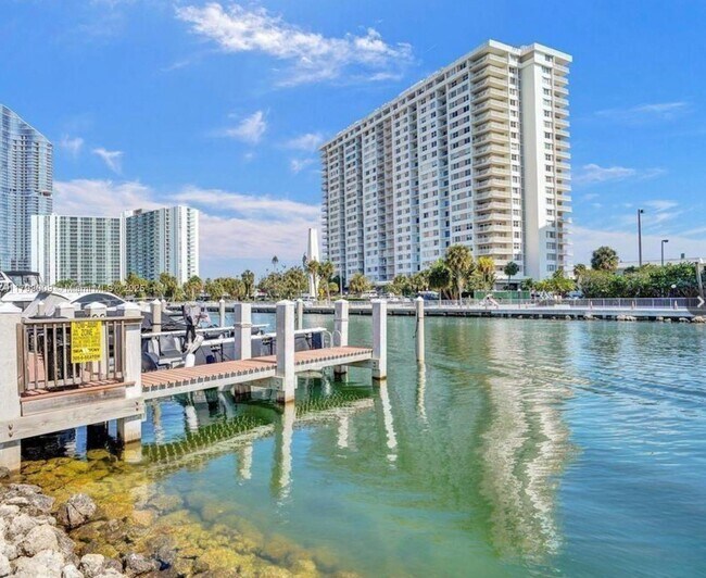 Building Photo - 400 Kings Point Dr