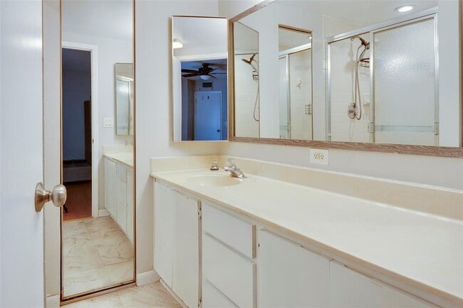 Building Photo - 2606 6th Ct