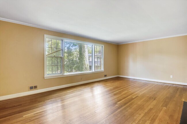 Building Photo - One Level Living -- 5bed / 3bath - Chevy Chase