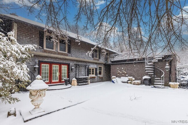 Building Photo - 72 N Long St