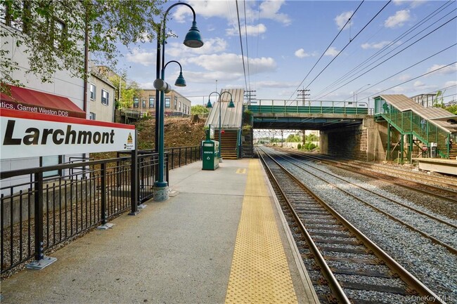 Building Photo - 10 Byron Pl