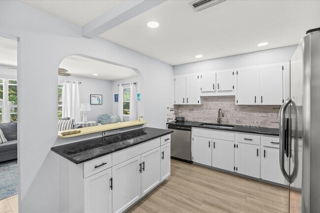Building Photo - 215 19th Ave