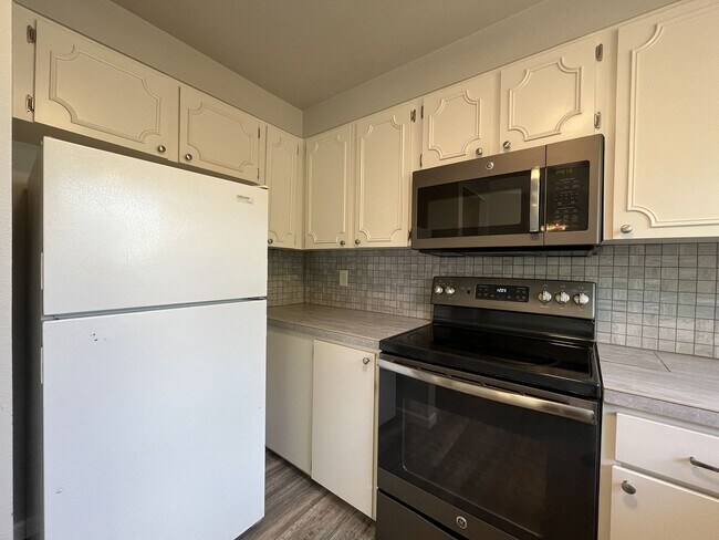 Building Photo - Spacious Milwaukie Home with Bonus Room, Large Fenced Yard and Shed/Workshop