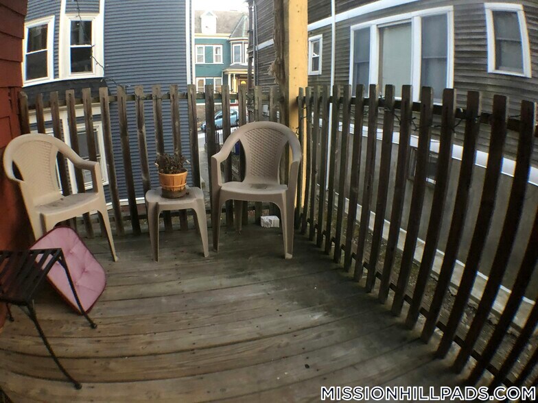 Building Photo - 168 Hillside St