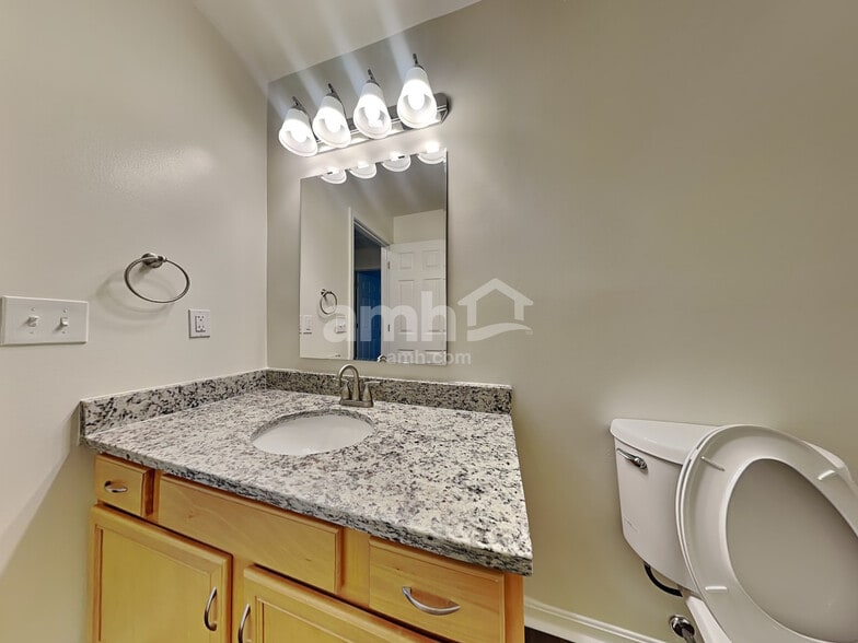 Building Photo - 2113 Lynwood Pl