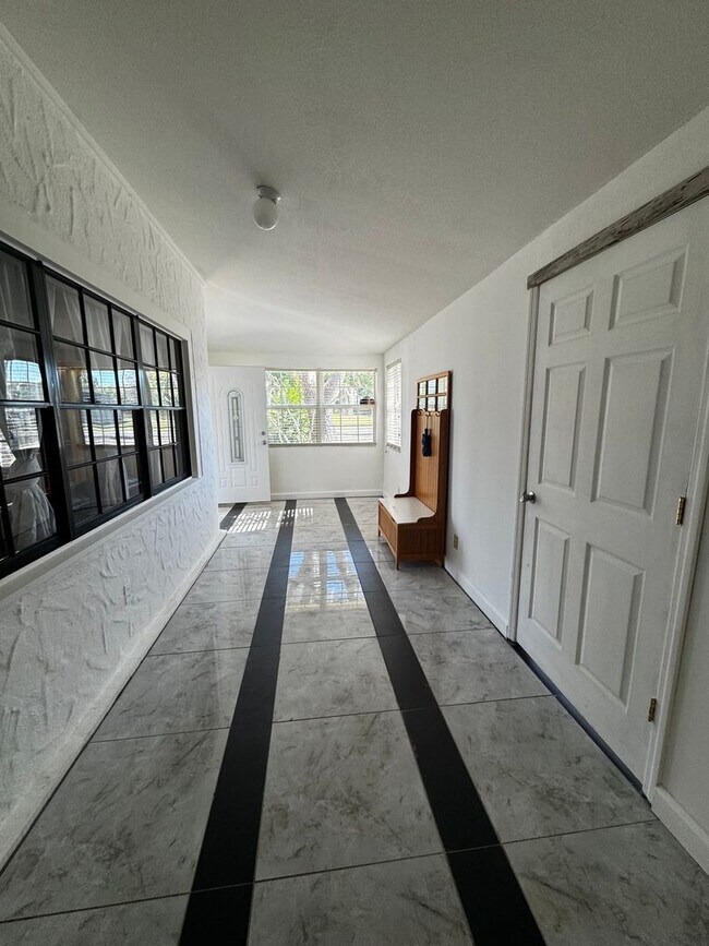 Building Photo - 630 N Crooked Lake Dr