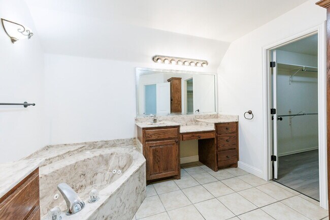 Building Photo - Gorgeous 4 bed 2.5 bath!