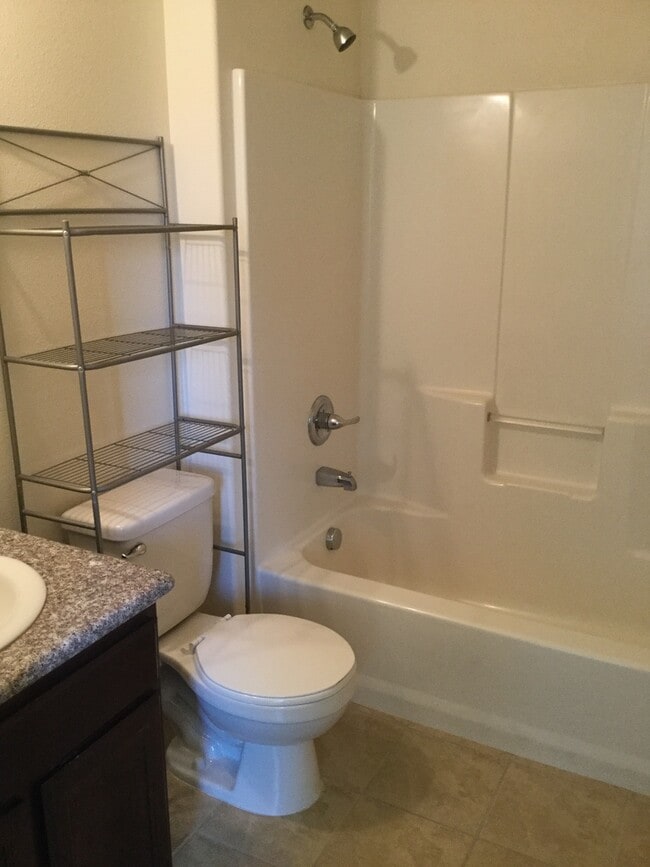 Building Photo - 3 Bedroom 2 Bath with RV parking in Medford!