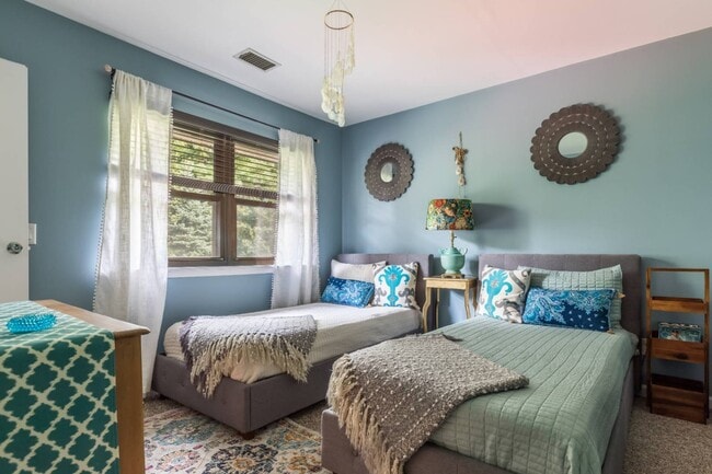 Building Photo - 50 Hubbard Ln