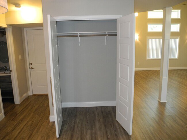 Building Photo - Extraordinary Townhome in Carbondale's South West