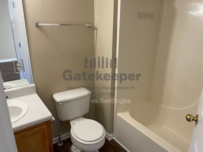 Building Photo - 10564 Village Landing