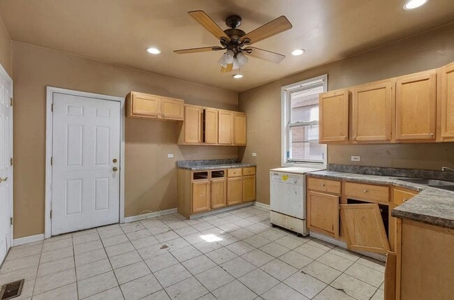 Building Photo - 722 E 91st Pl
