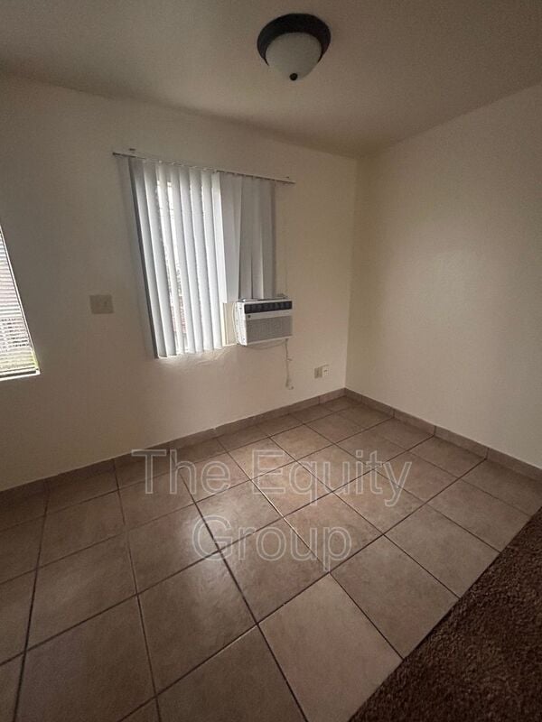 Building Photo - 331 E Elm St