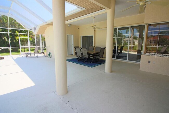 Building Photo - 811 Rotonda Cir