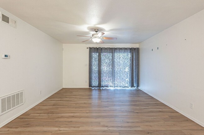 Building Photo - Charming Old Town Scottsdale Condo with Re...