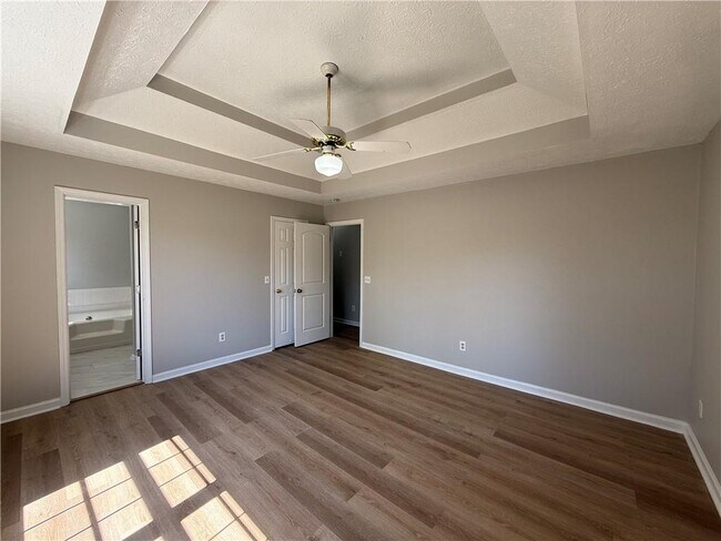 Building Photo - 979 Sugar Crossing Ln