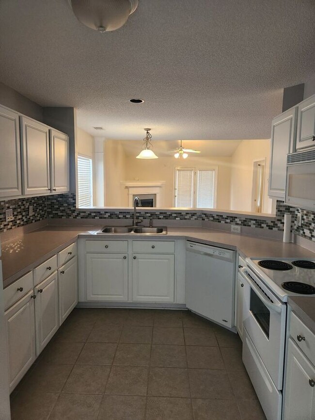 Building Photo - Lovely 2 Bedroom Bath