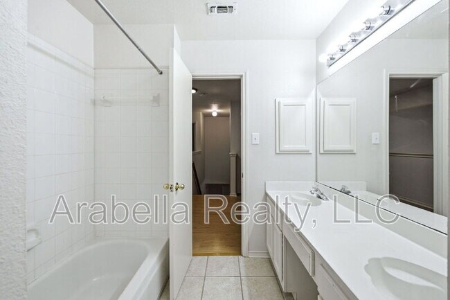 Building Photo - 832 Dimrock