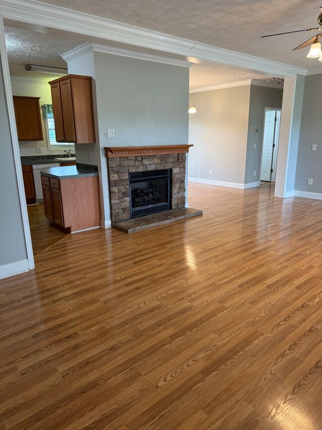 Building Photo - Charming 3 Bed, 2 Bath Home in Maiden – Pe...