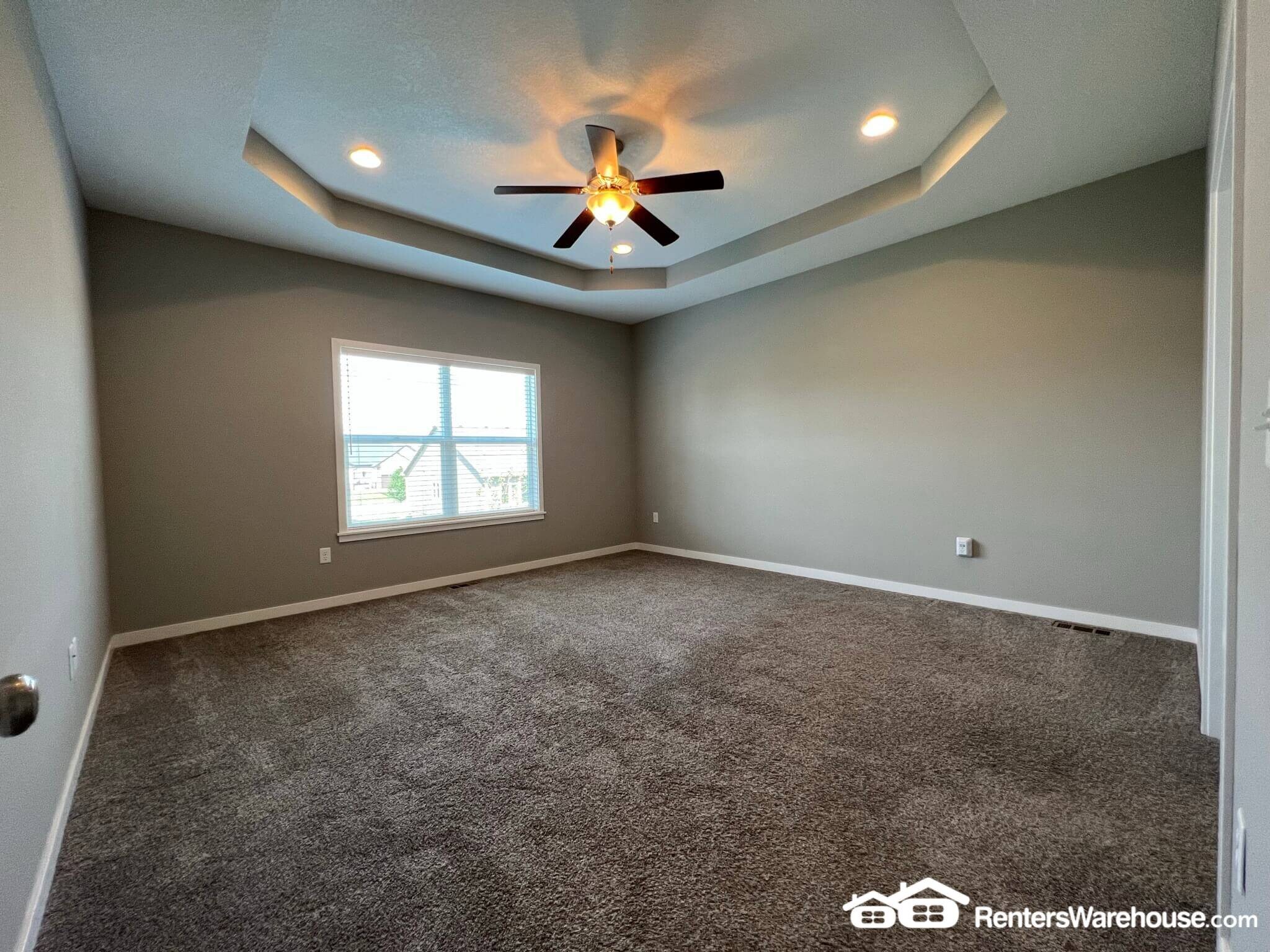 Building Photo - 305 NE Prairie Wolf Dr